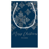 Imitate graue Schneeflocken auf blau (nicht echter Kleine Geschenktüte (Rückseite)