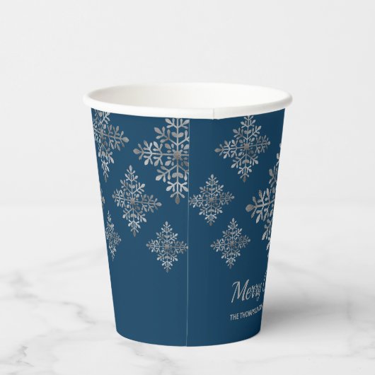 Imitate graue Schneeflocken auf blau (nicht echter Pappbecher (Rechts)