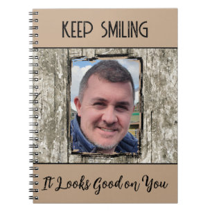 Imitate Grauholzeffekt behielt Lächeln Foto braun Notizblock