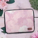 Imitate mit Blumenrosa Rose Laptopschutzhülle<br><div class="desc">Rose in meinem Garten blühten hübsch und rosa. Fügen Sie Ihre Initialen dem 3D-Effekt-Namenschild hinzu,  das ein Augentrick ist - flach gedruckt,  aber real aussieht und lasse es liebevoll um Ihre Technik kümmern.</div>