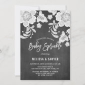 Imitate mit weißer Blumenspitze Chalkboard Baby Sp Einladung (Vorderseite)