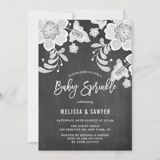 Imitate mit weißer Blumenspitze Chalkboard Baby Sp Einladung (Vorderseite)