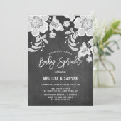 Imitate mit weißer Blumenspitze Chalkboard Baby Sp Einladung (Stehend Vorderseite)