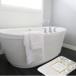 Imitate Monogramm aus weißem Leder Badematte