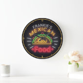 Imitate Neon Mexican Food Taco Personalisiert Dine Große Wanduhr (Zuhause)