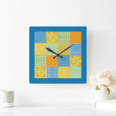 Imitate-Patchwork, Affodils, Polkas, Karos auf Blu Quadratische Wanduhr (Zuhause)