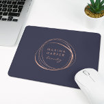 Imitate Rose Abstraktes Logo Mousepad<br><div class="desc">Chic personalisiertes Mousepad zeigt Ihren Firmennamen oder die Wahl des benutzerdefinierten Textes in einer Imitat Rose Gold Folie abstrakten Kreis Element auf einem reichen Mitternachtsblauen Hintergrund.</div>