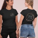 Imitate Rose Abstraktes Logo T-Shirt<br><div class="desc">Dieses schicke Tee wurde speziell für unsere Abstrakte Logokollektion entworfen und enthält Ihren Namen oder Firmennamen,  umgeben von einem abstrakten Circle Logo in Imitate Rose Gold Folie. Personalisieren Sie die Vorderseite mit einem kleineren Logo mit Ihrem Monogramm oder Ihren Initialen im Inneren.</div>