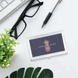 Imitate Rose Ananas | PERSONALISIERT Visitenkarten Dose<br><div class="desc">Der elegante Visitenkartenhalter weist Ihren Namen und/oder Firmennamen in modernen,  weißen Schriftzeichen auf,  überlagert auf einer Imitat-Rose Goldfolie auf einem dunkelblauen Hintergrund. Bestellen Sie die passenden Artikel aus unserer Pineapper Bürokollektion,  um Ihr Aussehen zu vervollständigen!</div>