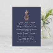 Imitate Rose Gold Ananas auf Midnight Blue Wedding Einladung (Stehend Vorderseite)