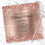 Imitate Rose Gold Glitzer Foil Monogram 60. Geburt Einladung<br><div class="desc">Eine glamouröse mit Monogramm 60. Geburtstagsfeier für sie. Imitate funkelnd Rose Gold Glitzer gegen ein koordinierendes Imitat glänzend gebürstete Metall-Folie Grafik Design. Das extravagante Schwarz-Weiß-Kalligraphieskript Monogramm und Text können angepasst oder gelöscht werden. Ändern Sie den Textstil, die Farbe, die Größe, den Abstand und die Schriftart. Das moderne mädchenhafte Design besticht...</div>