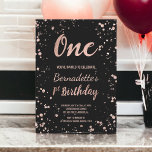 Imitate Rose Gold Konfetti-Spritzer ersten Geburts Einladung<br><div class="desc">Machen Sie sich bereit, einen unvergesslichen Meilenstein mit unseren Imitate Rose Gold Confetti Spritzer 1. Geburtstag Party Einladung zu feiern. Dieses moderne Design besticht durch eine originelle Touch von Eleganz, mit seinen einfachen Imitaten Rose goldenen Folie Details und spielerischen Konfetti-Spritzern. Die handgeschriebene Pinseltypografie verleiht dieser vollständig anpassbaren Einladung einen persönlichen...</div>