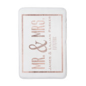 Imitate Rose Gold Mr. und Mrs. Monogram Wedding Badematte (Vorderseite Vertikal)