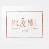 Imitate Rose Gold Mr. und Mrs. Monogram Wedding Fleecedecke (Vorderseite (Horizontal))