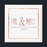 Imitate Rose Gold Mr. und Mrs. Monogram Wedding Magnet<br><div class="desc">Dieser elegante und hübsche, Imitat Rose Goldfolie, "Mr. and Mrs." personalisiert Magnet ist perfekt für eine Erinnerung oder bewahren Sie können für immer behalten. Erinnern Sie sich an Ihren besonderen Tag mit diesem benutzerdefinierten Druckmagnet. Ändern Sie einfach Ihren Namen und das Datum zu Ihrem eigenen und genießen Sie dieses Geschenk...</div>