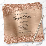 Imitate Shiny Copper Glitzer Pinselfolie Monogramm Einladung<br><div class="desc">Eine glamouröse mit Monogramm 30. Geburtstagseinladung für sie. Imitate glänzten mit Glitzern Glitzer gegen ein koordinierendes Imitat aus Metall-Folie grafisches Bild gebürstet. Das extravagante Schwarz-Weiß-Kalligraphie-Monogramm in der Mitte kann individuell angepasst werden. Alle funkelnd und glänzenden Elemente in diesem modernen mädchenhaften Design sind digitale Grafiken.</div>
