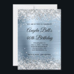 Imitate Shiny Silver Glitzer Pale Blue Foil Monogr Einladung<br><div class="desc">Eine glamouröse mit Monogramm 40. Geburtstags-12x18 Einladung für sie. Imitate funkelnd silberner Glitzer mit Glitzern gegen ein Imitat blass, blau gebürstetes Metallfolienbild aus gebürstetem Stahl. Die extravagante Schwarzweißkalligraphie in der Mitte kann individuell angepasst werden. Alle funkelnd und glänzenden Elemente in diesem modernen mädchenhaften Design sind digitale Grafiken. Icy Winterfarben für...</div>