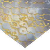 Imitatgoldschlangenhautbeschaffenheit auf Marmor Tischdecke (Schrägansicht)