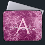 Imitats Burgundy Lila Velvet Muster Monogramm Laptopschutzhülle<br><div class="desc">Imitats Burgundy Lila Velvet Muster Monogram Laptop Case. Dieser Fall kann so angepasst werden,  dass er Ihren Anfangs- und Vornamen enthält. Wenn Sie passende Artikel wünschen,  wenden Sie sich bitte an den Designer.</div>