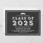 Imitats Chalkboard-Klasse von 2025 Mustache Abschl Einladung (Vorderseite)