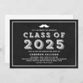 Imitats Chalkboard-Klasse von 2025 Mustache Abschl Einladung (Vorne/Hinten)