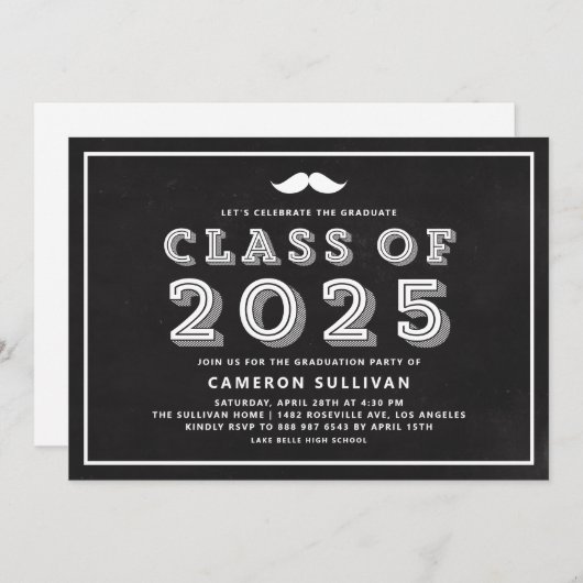 Imitats Chalkboard-Klasse von 2025 Mustache Abschl Einladung (Vorne/Hinten)