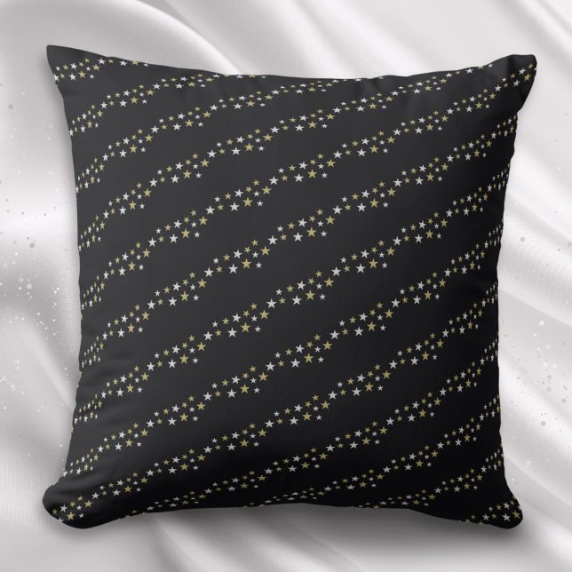 Imitats Gold Silver Stars Gemusterte dunkle Holzko Kissen (An elegant black cushion patterned with faux gold and silver stars)
