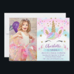 Imitats Gold Unicorn Regenbogen Foto Geburtstag Einladung<br><div class="desc">Imitats Gold Einhorn Regenbogen Foto Geburtstag Einladung Niedlich Einhorn Geburtstagseinladung mit ein wenig Klingeln. Dieses Design verfügt über ein einzigartiges Gesicht, zwei Wolken, einige Herz und Imitate goldenen Sterne, ein Banner und zwei kleine Einhörner. Der Hintergrund ist mit einem blauen und rosa Regenbogen versehen. Die magische Einladung dieses Mädchens zum...</div>