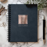Imitats Leather Navy Blue Rose Gold Monogram 2025 Planer<br><div class="desc">Dieser elegante Planer zeichnet sich durch ein digitales Hintergrundbild in der Imitation marineblauer Ledertextur aus. Personalisieren Sie es mit Ihrem Monogramm Initial in marineblau dekorativen Schriftart und Ihrem Namen in marineblau Kupferschild auf einer Rose Gold Imitate gebürstete Metallquadrat, zusammen mit dem Jahr oder anderen Text Ihrer Wahl in Rose auf...</div>