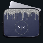 Imitats Navy Blue Silver Driving Glitzer Monogram Laptopschutzhülle<br><div class="desc">Silver und Navy Blue Imitats Dripping Glitzer und Sparkle Elegant Mit Monogramm Initials Case. Dieser Fall kann so angepasst werden,  dass er Ihren Anfangs- und Vornamen enthält.</div>