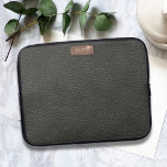 Imitats Schwarzes Leder Look Monogramm Laptop-Sieb Laptopschutzhülle<br><div class="desc">Ein berufliches,  schwarzes Leder-Laptop-Gehäuse mit einer vergoldeten,  metallischen Rose-Typenschild,  die mit Ihren Initialen auf dem Notebook hervorragend aussehen wird. Alle Imitate und fabelhaft!</div>