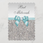 Imitatsilberne Sequins-aquamariner blauer Schläger Einladung<br><div class="desc">Elegante kundenspezifische Schläger Mitzvah Einladungen mit ein schönen glittery Silberdruckbild Sequinsjuwelen, Edelsteinmuster, niedliches, hoch entwickeltes glänzendes aquamarines Blau druckten die Bögen und Bänder und hübsche digitale Diamanten, die Juwelen und dunklen Text des silbernen Graus Farbauf einem silbernen Steigungshintergrund bling sind. Dieses noble bezaubernde lädt werden verziert beiden Seiten ein. Schöne,...</div>