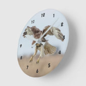 Immature Red Tail Hawk Hovering Runde Wanduhr (Winkel)