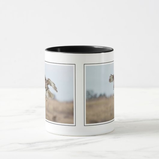 Immature Red Tail Hawk Hovering Tasse (Zentrum)