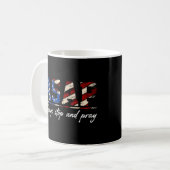 Immer anhalten und die amerikanische Flagge beten Kaffeetasse (Vorderseite Links)