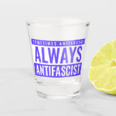Immer antifaschistisches Showglas - Blau fett Schnapsglas (Vorderseite)