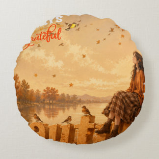 Immer dankbares Herbstmädchen, das auf Herbst sitz Rundes Kissen