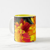 Immer in der Blüten-Ringelblumen-Tasse Zweifarbige Tasse (Vorderseite Links)