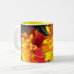 Immer in der Blüten-Ringelblumen-Tasse Zweifarbige Tasse