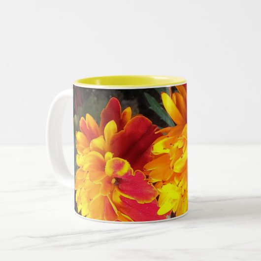 Immer in der Blüten-Ringelblumen-Tasse Zweifarbige Tasse (Vorderseite Links)