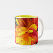 Immer in der Blüten-Ringelblumen-Tasse Zweifarbige Tasse (VorderseiteRechts)