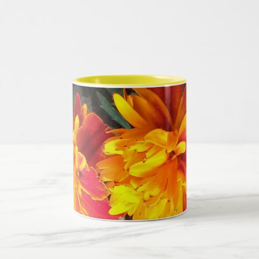 Immer in der Blüten-Ringelblumen-Tasse Zweifarbige Tasse (Mittel)