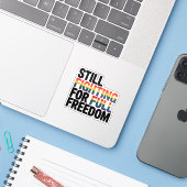 Immer noch für volle Freiheit kämpfend LGBTQ Ameri Aufkleber (Laptop mit iPhone)