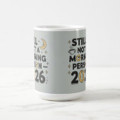 Immer noch kein Morgenmensch 2026 Kaffeetasse (Mittel)