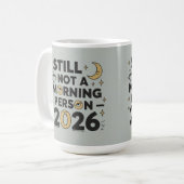 Immer noch kein Morgenmensch 2026 Kaffeetasse (Vorderseite Links)