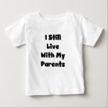 Immer noch mit Eltern leben Baby T-shirt<br><div class="desc">Säugling Spaß T - Shirt und Karosseriebilder mit schwarzem Textdesign lautet "Ich lebe noch mit meinen Eltern"! Es ist nicht so lustig, diesen Satz auf einem Erwachsenen zu sehen, aber es ist hübsch lustig auf einem Baby oder Kleinkind T - Shirt!</div>