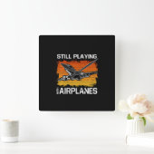 Immer noch mit Flugzeugen spielen Pilot von Funny  Quadratische Wanduhr (Zuhause)