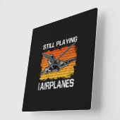 Immer noch mit Flugzeugen spielen Pilot von Funny  Quadratische Wanduhr (Winkel)
