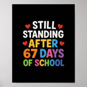 Immer noch Stehend Nach 67 Schultagen Lustiges Mem Poster