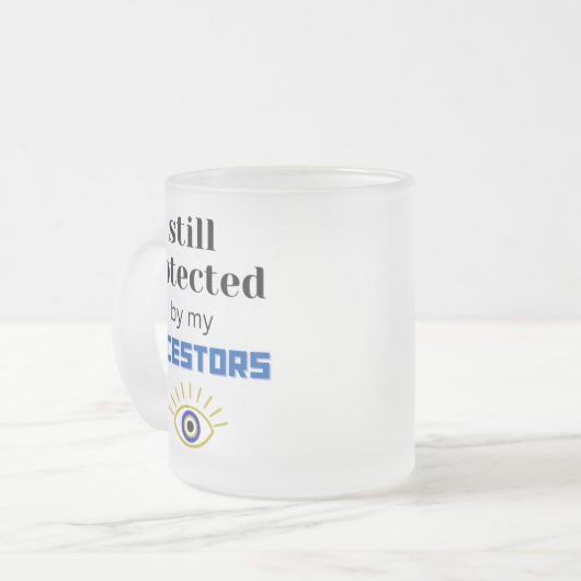 IMMER NOCH VON MEINER KAFFEE-TASSE GESCHÜTZT MATTGLASTASSE (Vorderseite Links)